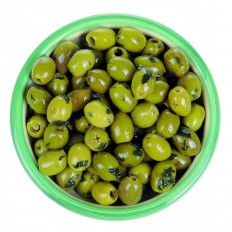 Oliven mit Basilikum und Knoblauch